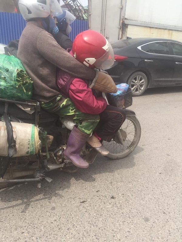 Người vợ ngủ gật dựa vào tay chồng trên chuyến xe mưu sinh khiến nhiều người xúc động mạnh-3