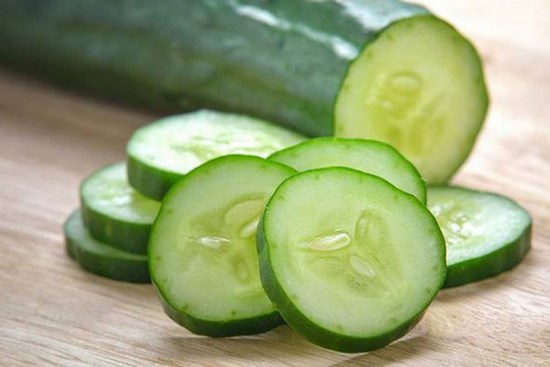 Chị em cắt dưa chuột xong sẽ chà chà thế này, biết lý do ai cũng sẽ làm theo