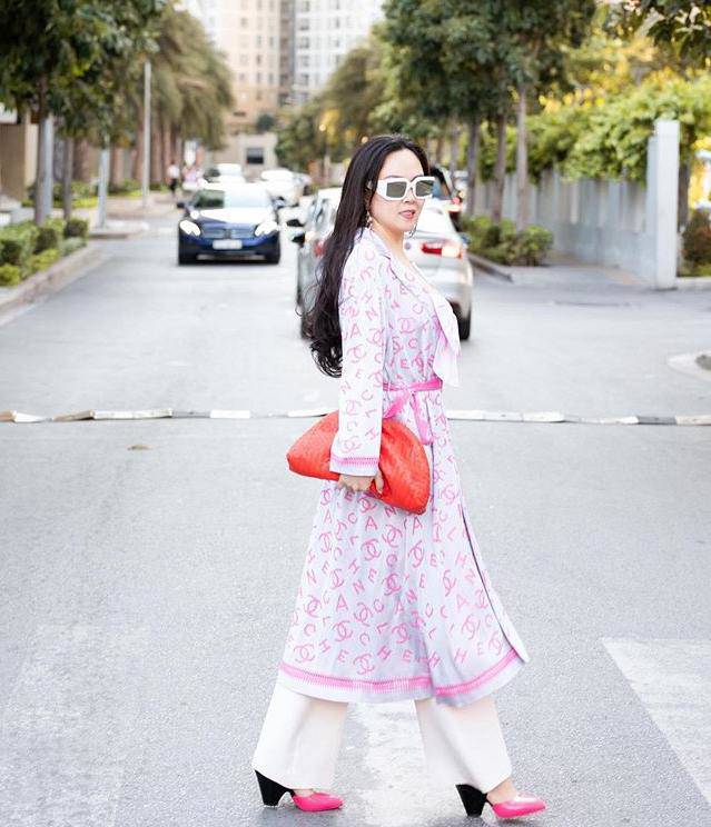 Bất chấp tuổi tác, Phượng Chanel vẫn mê diện mốt quần rách tả tơi-3