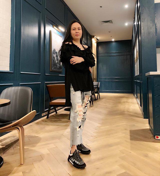 Bất chấp tuổi tác, Phượng Chanel vẫn mê diện mốt quần rách tả tơi-11