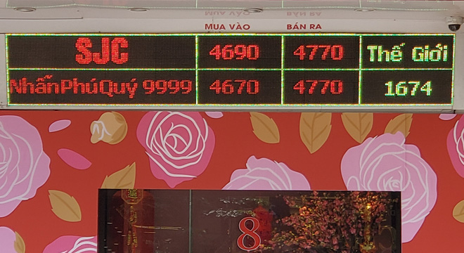 Nhà đầu tư nhấp nhổm vì giá vàng bật tăng như vũ bão rồi đột ngột giảm sâu-1