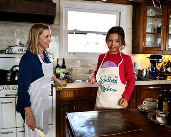 Con gái thiên thần của Diva Hồng Nhung làm bánh tặng mẹ, thành quả đẹp lạ gây ngạc nhiên-2