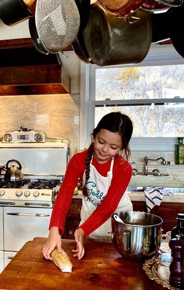 Con gái thiên thần của Diva Hồng Nhung làm bánh tặng mẹ, thành quả đẹp lạ gây ngạc nhiên-3