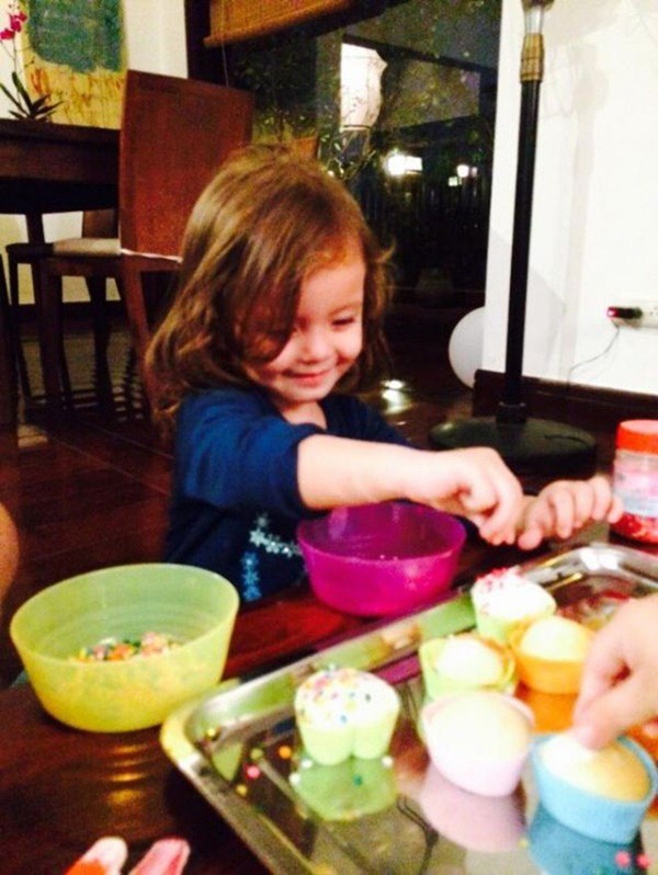 Con gái thiên thần của Diva Hồng Nhung làm bánh tặng mẹ, thành quả đẹp lạ gây ngạc nhiên-6