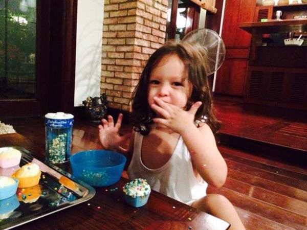 Con gái thiên thần của Diva Hồng Nhung làm bánh tặng mẹ, thành quả đẹp lạ gây ngạc nhiên-7