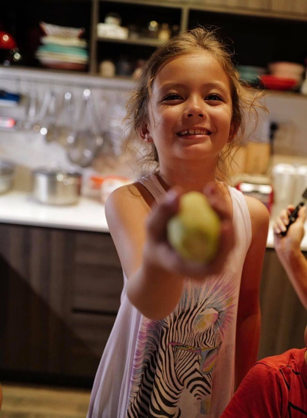 Con gái thiên thần của Diva Hồng Nhung làm bánh tặng mẹ, thành quả đẹp lạ gây ngạc nhiên-14