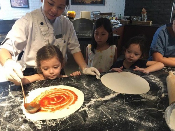 Con gái thiên thần của Diva Hồng Nhung làm bánh tặng mẹ, thành quả đẹp lạ gây ngạc nhiên-15