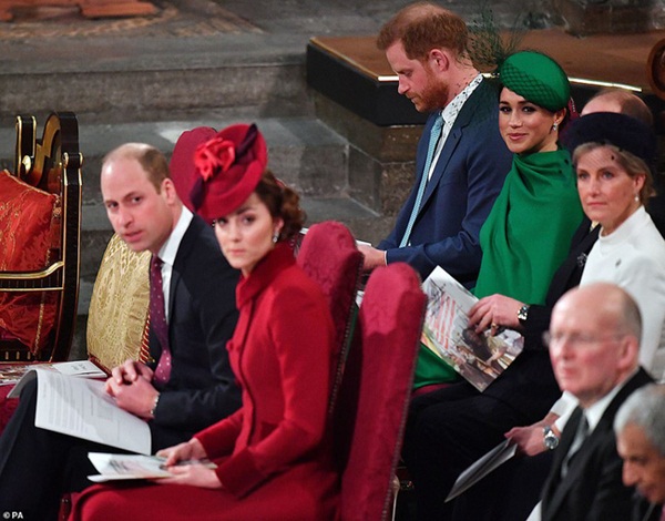 Gia đình Công nương Kate và vợ chồng Meghan Markle chào hỏi xã giao, gần như phớt lờ nhau trong sự kiện mới nhất khiến công chúng thất vọng-6