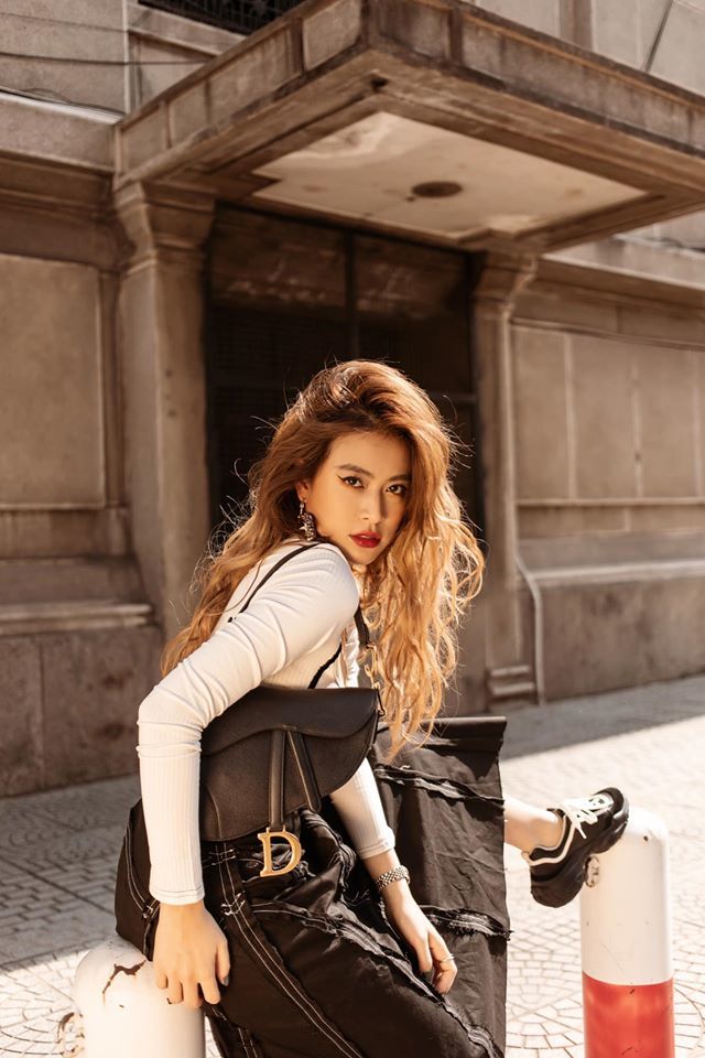 Hoàng Thuỳ Linh chuộng áo ngắn bằng gang tay quá sexy-3