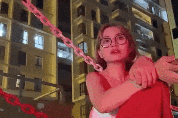 Ngọc Lan phải ngồi lại phim trường, lo đến phát khóc lúc nửa đêm vì xế hộp bạc tỷ gặp sự cố-1