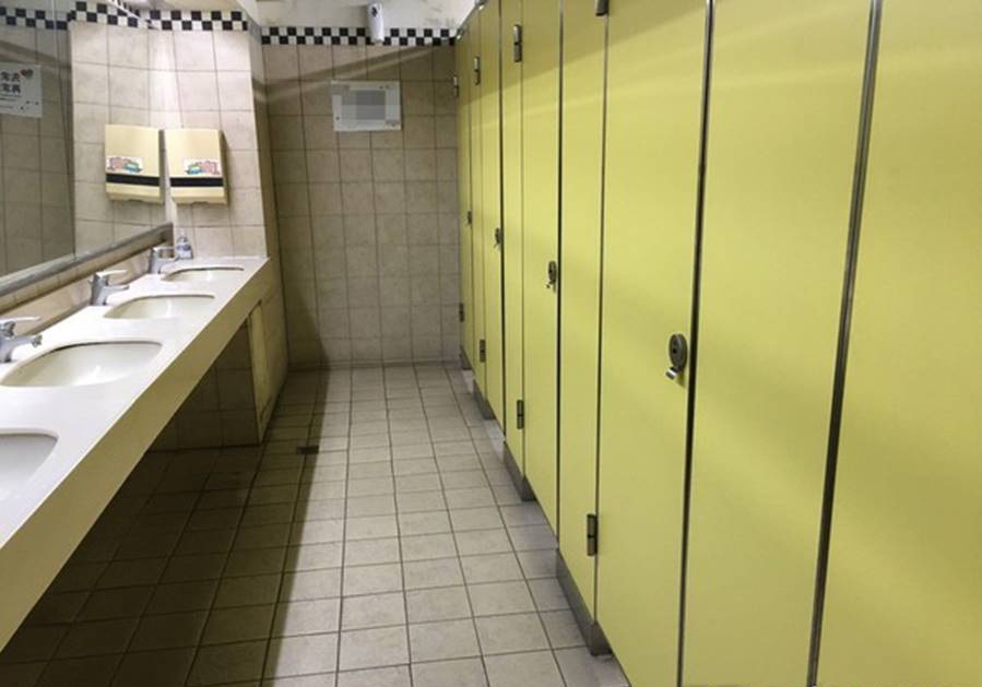 Dắt con gái vào WC nữ, ông bố bị chỉ trích kịch liệt nhưng phẫn nộ hơn là hành vi vô tư của bà mẹ ở bên ngoài-1