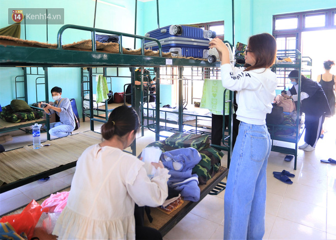 Ảnh: Niềm vui được trở về nhà của 57 công dân sau 14 ngày cách ly ở doanh trại quân đội Đà Nẵng-13