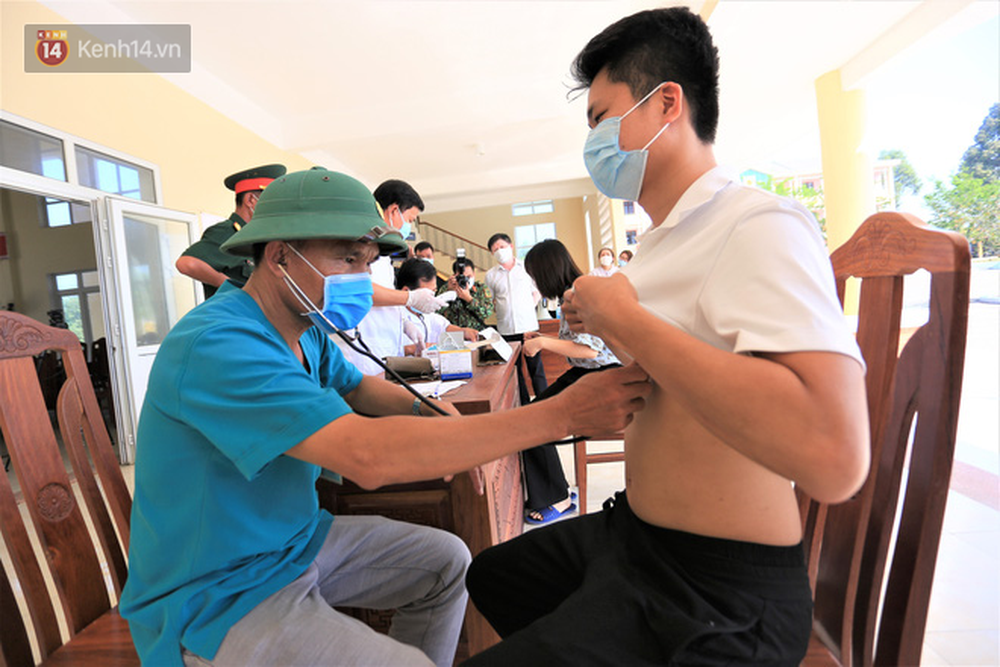 Ảnh: Niềm vui được trở về nhà của 57 công dân sau 14 ngày cách ly ở doanh trại quân đội Đà Nẵng-8