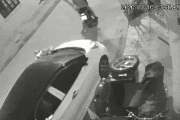 Clip: Thanh niên giả vờ nghe điện thoại suốt 2 phút và pha bẻ khoá khiến chủ xe ôm hận-1