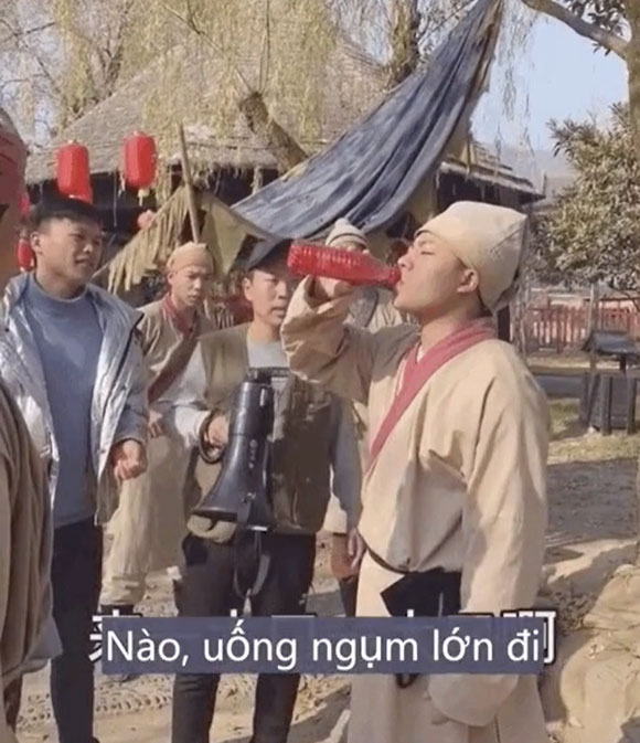Muôn kiểu tai nạn ở hậu trường phim Hoa ngữ: Anh quay phim liên tục vồ ếch, chàng diễn viên nuốt luôn cả đạo cụ?-4