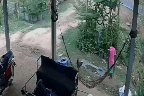 CLIP: Rảnh rỗi cài số, quay chân trống cho ngầu, thanh niên suýt gặp oan gia với xe 7 chỗ-1