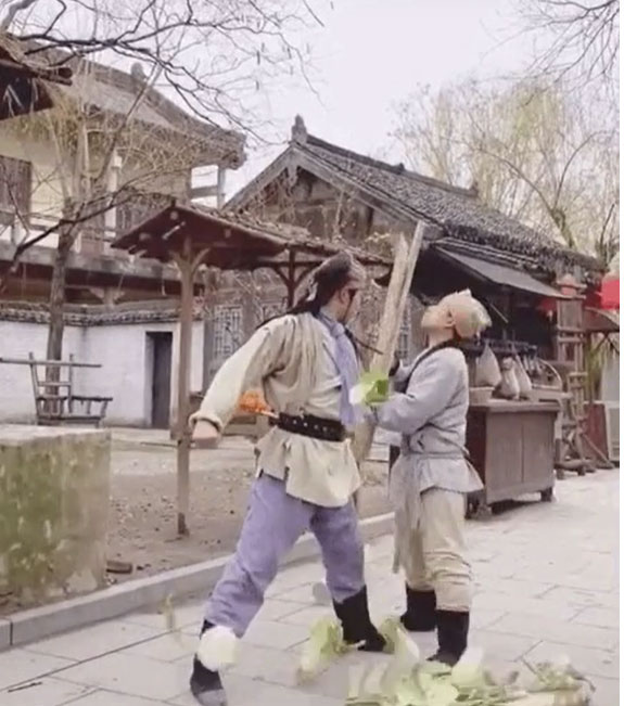 Muôn kiểu tai nạn ở hậu trường phim Hoa ngữ: Anh quay phim liên tục vồ ếch, chàng diễn viên nuốt luôn cả đạo cụ?-10