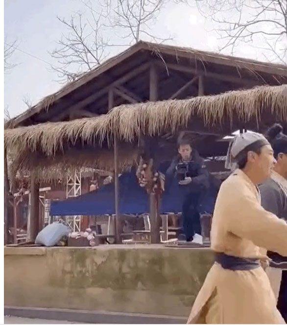 Muôn kiểu tai nạn ở hậu trường phim Hoa ngữ: Anh quay phim liên tục vồ ếch, chàng diễn viên nuốt luôn cả đạo cụ?-12