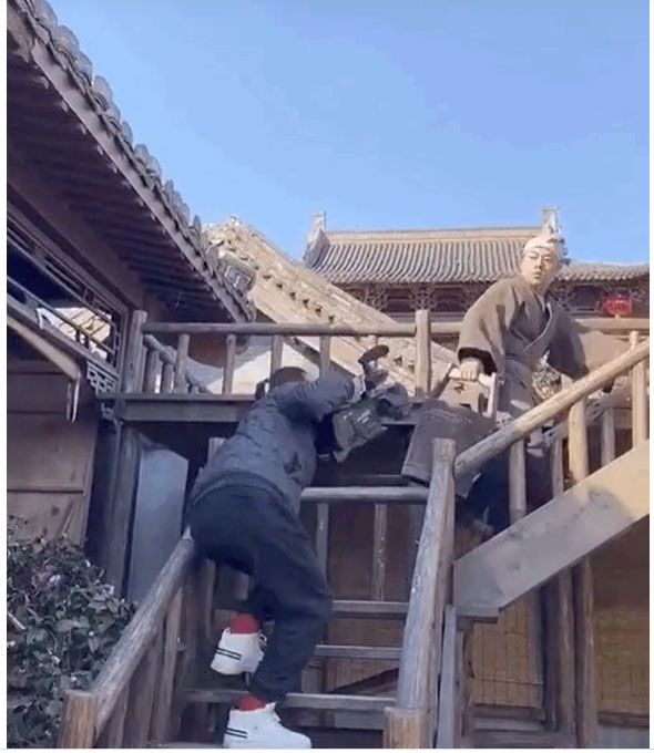 Muôn kiểu tai nạn ở hậu trường phim Hoa ngữ: Anh quay phim liên tục vồ ếch, chàng diễn viên nuốt luôn cả đạo cụ?-13