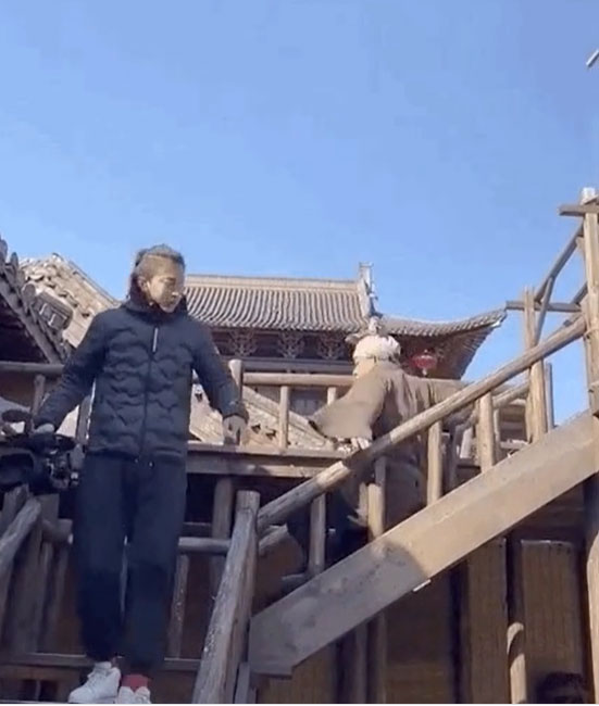 Muôn kiểu tai nạn ở hậu trường phim Hoa ngữ: Anh quay phim liên tục vồ ếch, chàng diễn viên nuốt luôn cả đạo cụ?-16