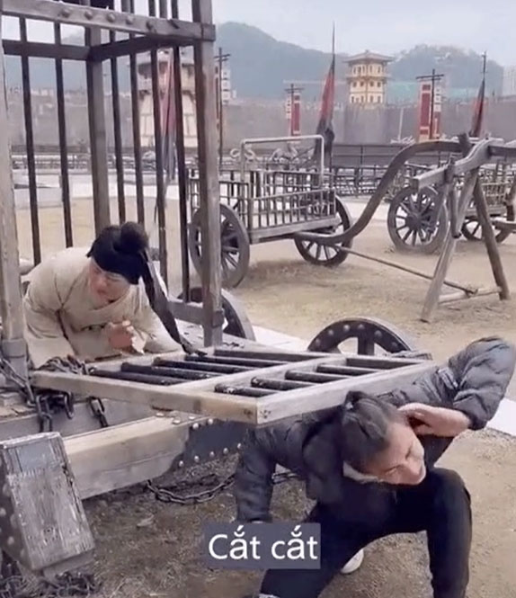 Muôn kiểu tai nạn ở hậu trường phim Hoa ngữ: Anh quay phim liên tục vồ ếch, chàng diễn viên nuốt luôn cả đạo cụ?-1