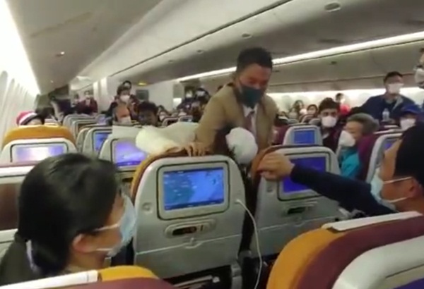 Nóng lòng muốn xuống khỏi máy bay, nữ hành khách Trung Quốc ho thẳng vào tiếp viên gây ra cảnh tượng hỗn loạn-1