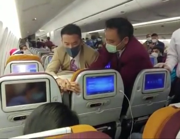 Nóng lòng muốn xuống khỏi máy bay, nữ hành khách Trung Quốc ho thẳng vào tiếp viên gây ra cảnh tượng hỗn loạn-2