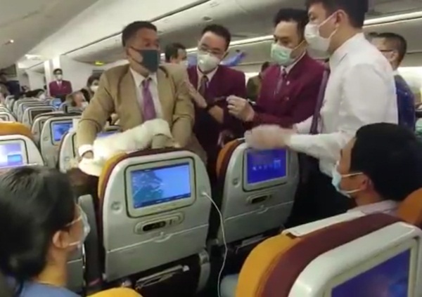 Nóng lòng muốn xuống khỏi máy bay, nữ hành khách Trung Quốc ho thẳng vào tiếp viên gây ra cảnh tượng hỗn loạn-3