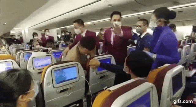 Nóng lòng muốn xuống khỏi máy bay, nữ hành khách Trung Quốc ho thẳng vào tiếp viên gây ra cảnh tượng hỗn loạn-4