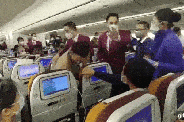 Nóng lòng muốn xuống khỏi máy bay, nữ hành khách Trung Quốc ho thẳng vào tiếp viên gây ra cảnh tượng hỗn loạn