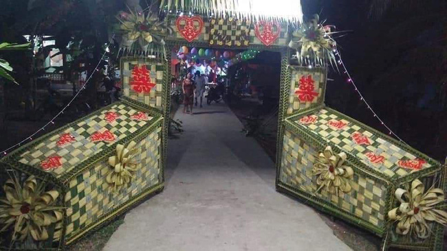 Thuê thợ trang trí cổng đám cưới gặp trúng người yêu cũ là trải nghiệm như thế nào cứ nhìn thảm cảnh này sẽ rõ!-1