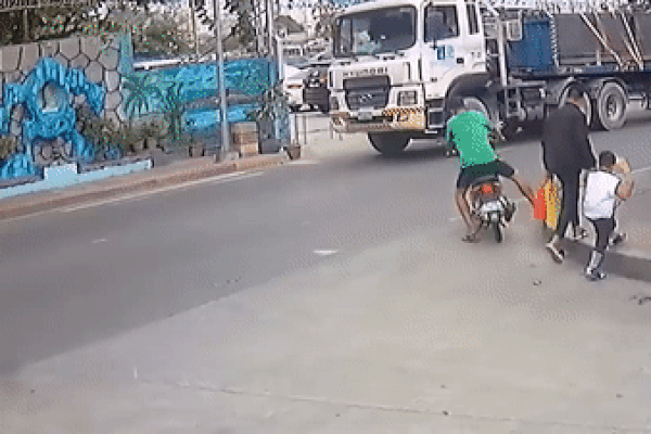 Xe tải va vào gầm cầu, nhiều cây gỗ rơi ra đường gây tai nạn-1