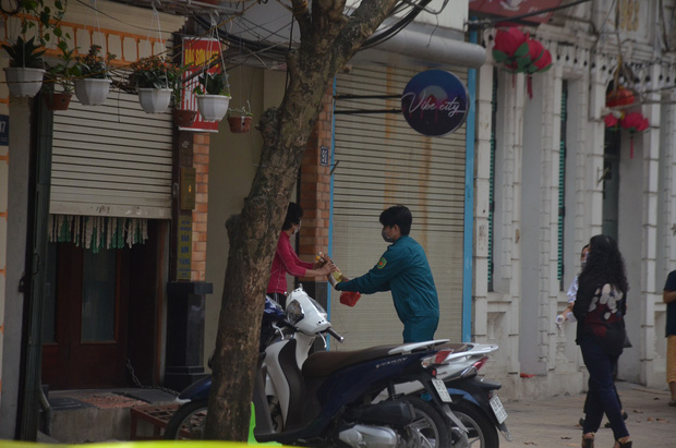 Đi công tác trở về sau khi cả khu phố cách ly, người đàn ông ngày ngày hướng mắt về gia đình: 14 ngày không được gặp vợ con cũng không sao, đây là việc nên làm vì cộng đồng-2