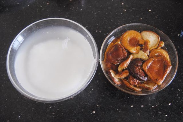 Lười rửa chén thì bữa tối nấu cơm gà hấp nấm đảm bảo nhàn tênh!-1