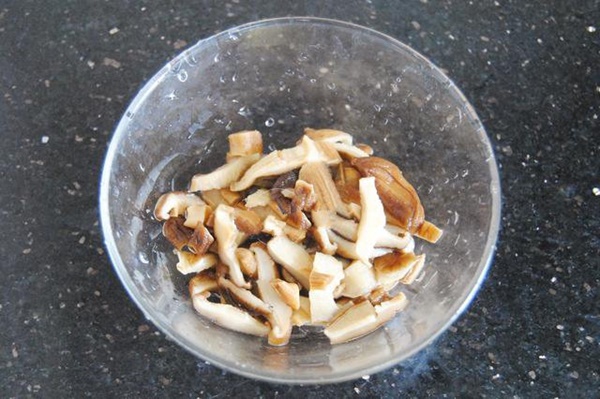 Lười rửa chén thì bữa tối nấu cơm gà hấp nấm đảm bảo nhàn tênh!-2