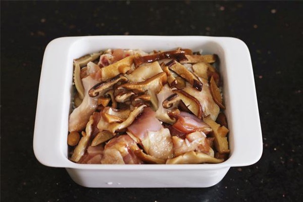 Lười rửa chén thì bữa tối nấu cơm gà hấp nấm đảm bảo nhàn tênh!-5