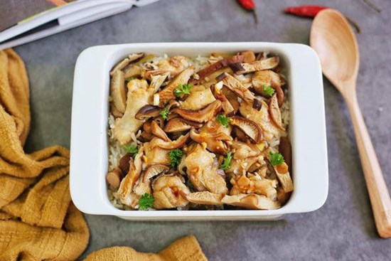 Lười rửa chén thì bữa tối nấu cơm gà hấp nấm đảm bảo nhàn tênh!