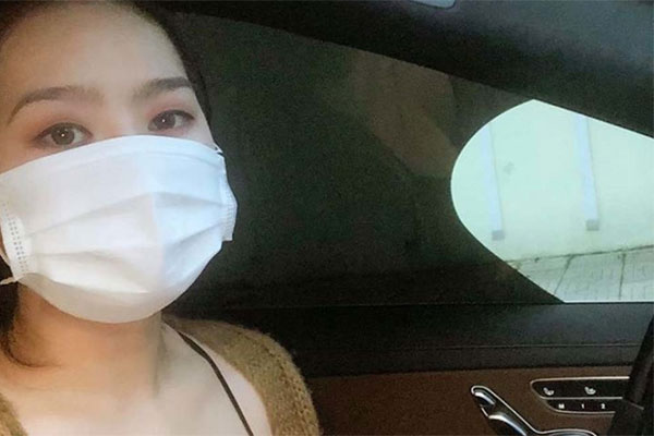 Hình ảnh nữ tiếp viên hàng không tận tình bế ẵm em bé mới 2 tháng tuổi đã phải xa mẹ về Việt Nam được nhiều người nổi tiếng chia sẻ đầy xúc động-4