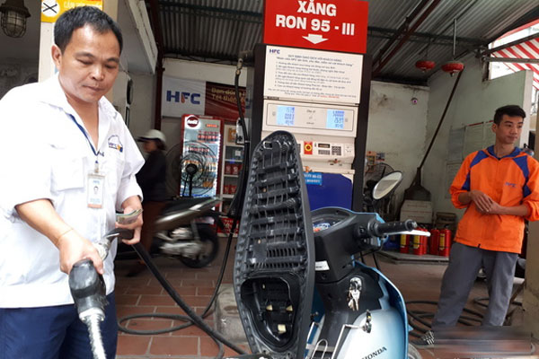 Giảm tối đa hơn 2.500 đồng/lít, giá xăng xuống sát 15 ngàn/lít-2