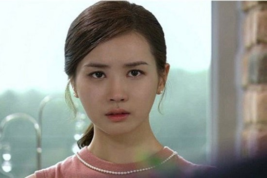 Thấy điện tắt, cửa đóng tưởng không có ai, tôi nhè nhẹ bước vào thì chết điếng với toan tính của mẹ chồng và chị dâu