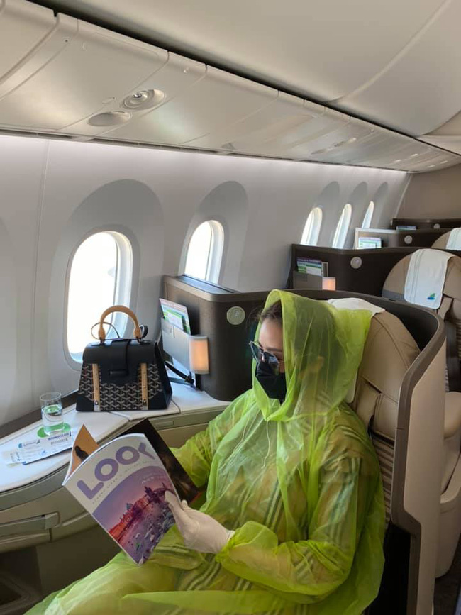 Quế Vân mặc áo mưa lên máy bay vì sợ nhiễm Covid-19: Tôi yếu phổi, chết hụt một lần nên phải bảo vệ mình bằng mọi cách-1