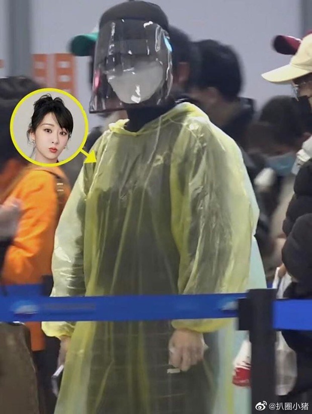 Quế Vân trùm áo mưa kín mít ngồi máy bay hạng thương gia-3