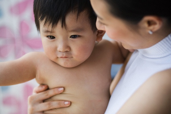 Cắn răng gửi con cho mẹ chồng để đi làm, sau một tháng trở về thăm con, tôi không ngờ mình lại lĩnh hậu quả đau điếng đến thần người-1