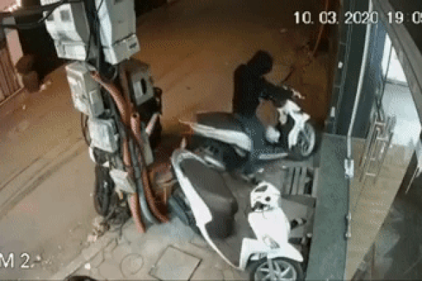 Người phụ nữ nhảy xuống xe ngồi giữa đường, rồi có hành động khiến ai đi qua cũng thắc mắc-4