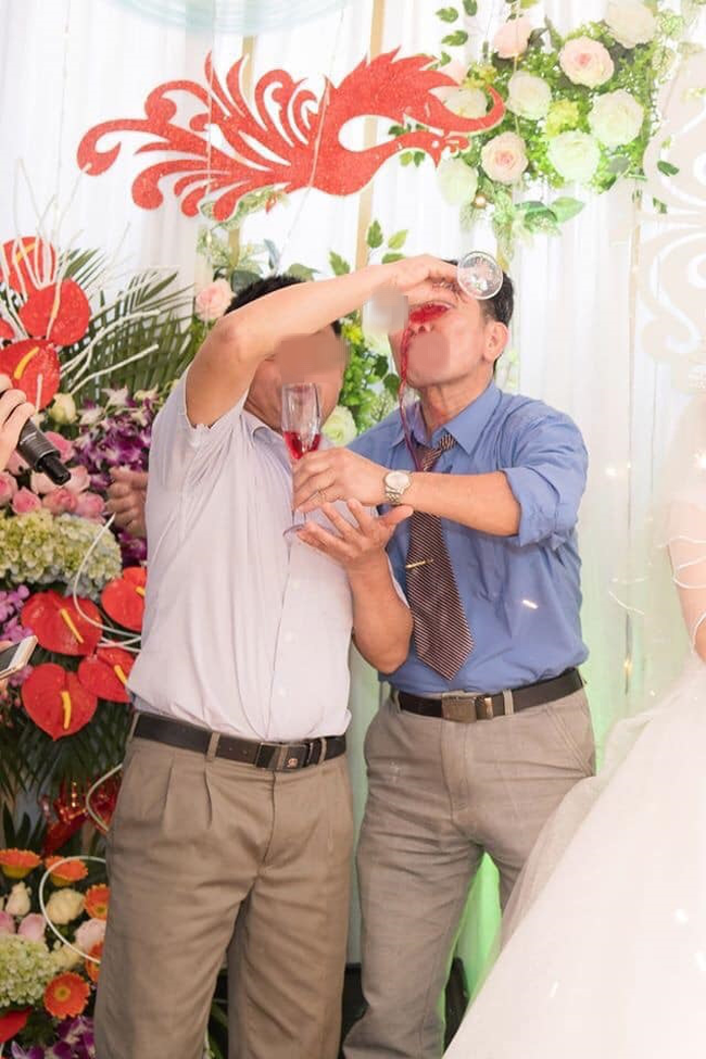 Cảnh chúc rượu cồng kềnh của 2 ông thông gia và cái kết không có hậu được chia sẻ chóng mặt trên mạng xã hội-1