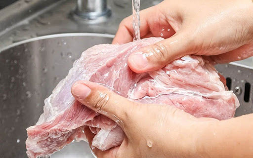 Đừng rửa hay chần thịt lợn, đây mới là cách làm đúng nhất loại bỏ sạch chất bẩn-1