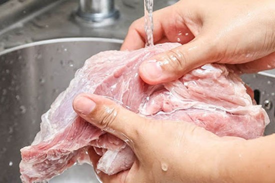 Đừng rửa hay chần thịt lợn, đây mới là cách làm đúng nhất loại bỏ sạch chất bẩn