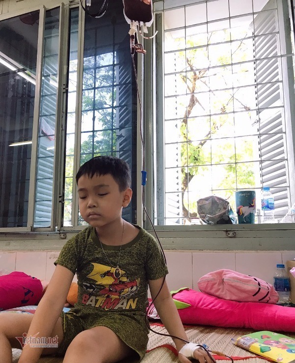 Nhói lòng bé trai mù lòa do ung thư, tìm cha mẹ trong sợ hãi-1