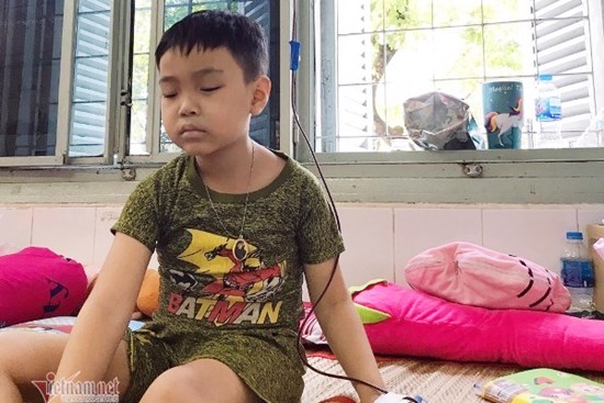 Nhói lòng bé trai mù lòa do ung thư, tìm cha mẹ trong sợ hãi