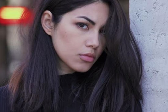 Bỗng dưng tối hôm qua, cậu bạn thân gõ cửa phòng tôi và đề nghị tôi kết hôn, lúc đầu tôi hốt hoảng nhưng rồi lại muốn đồng ý